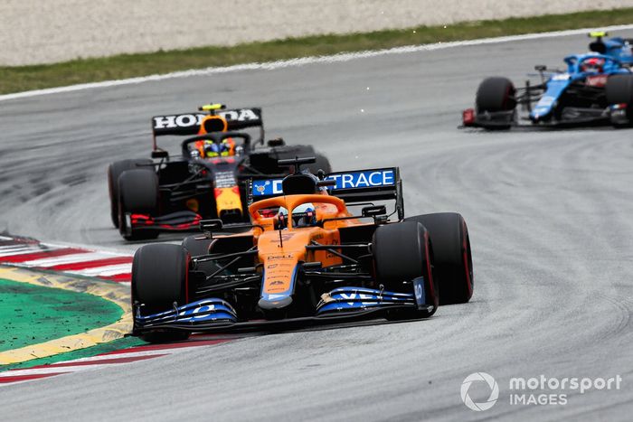 Daniel Ricciardo, McLaren MCL35M, Sergio Pérez, Red Bull Racing RB16B,  Esteban Ocon, Alpine A521