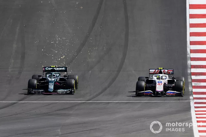Mick Schumacher, Haas VF-21, Sebastian Vettel, Aston Martin AMR21