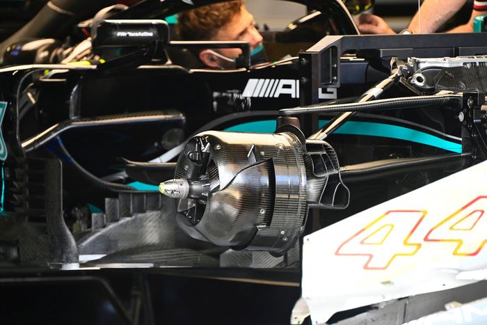 Detalle del conducto delantero de los frenos del Mercedes W12