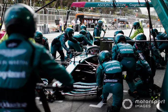 Sebastian Vettel, Aston Martin AMR21, pit stop
