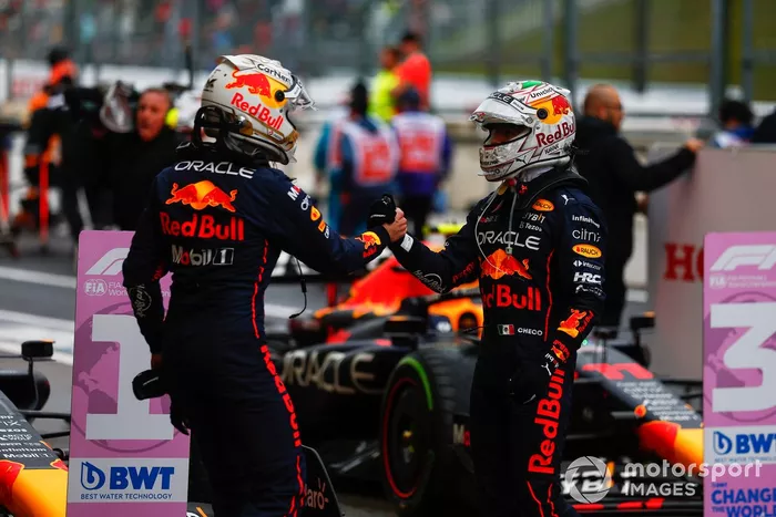 Max Verstappen, Red Bull Racing, 1ª posición, celebra en el Parc Ferme con Sergio Pérez, Red Bull Racing, 2ª posición