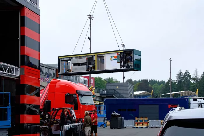 Voorbereidingen in de paddock