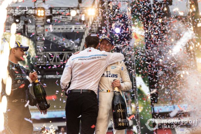 Ian James, jefe de Mercedes-Benz EQ, el campeón Stoffel Vandoorne, Mercedes-Benz EQ, lo celebran en el podio de campeones