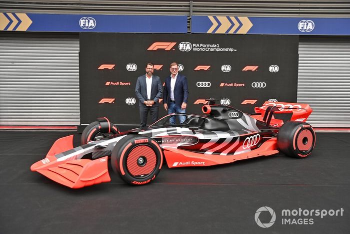 Oliver Hoffmann, Jefe de Desarrollo Técnico de Audi Sport GmbH, con Markus Duesmann, Presidente del Consejo de Administración de Audi AG, con el nuevo Audi Sport concept