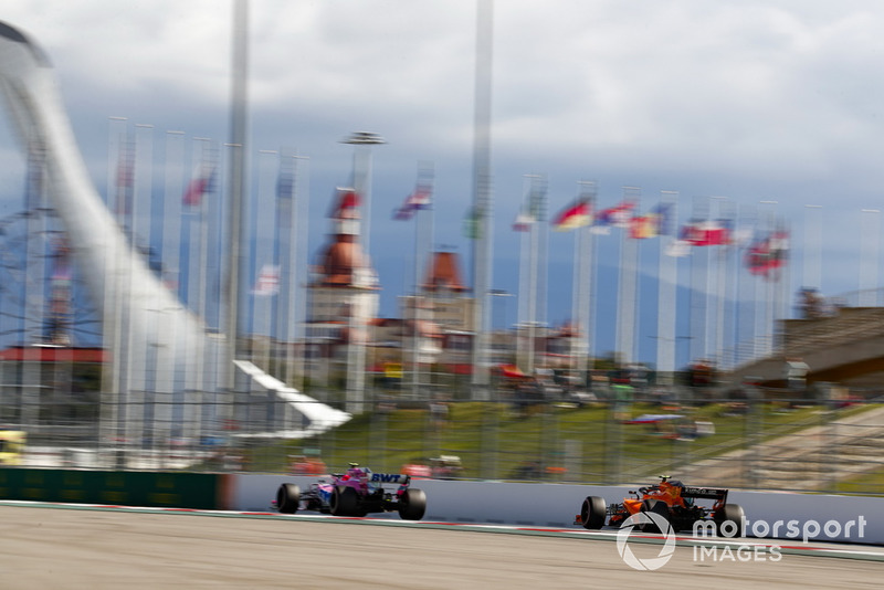 Esteban Ocon, Racing Point Force India VJM11, y Stoffel Vandoorne, McLaren MCL33