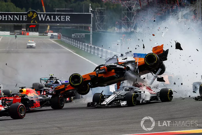 Fernando Alonso, McLaren MCL33, vuela sobre Charles Leclerc, Sauber C37, despues del contacto de Nico Hulkenberg, Renault Sport F1 Team R.S. 18, en la salida