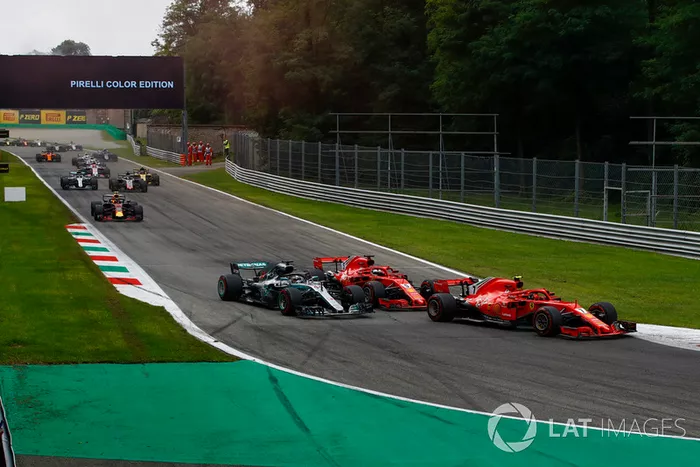 Kollision: Sebastian Vettel, Ferrari SF71H. Lewis Hamilton, Mercedes AMG F1 W09