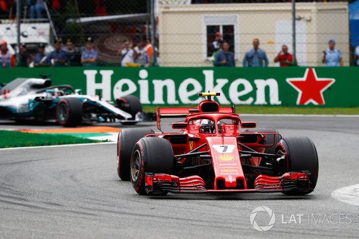 Kimi Raikkonen, Ferrari SF71H, y Lewis Hamilton, Mercedes AMG F1 W09