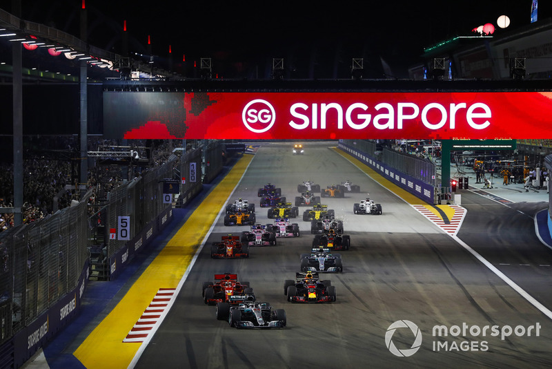 Lewis Hamilton, Mercedes AMG F1 W09 EQ Power+, precede Sebastian Vettel, Ferrari SF71H, Max Verstappen, Red Bull Racing RB14, Valtteri Bottas, Mercedes AMG F1 W09 EQ Power+, Kimi Raikkonen, Ferrari SF71H, e il resto del gruppo, alla partenza