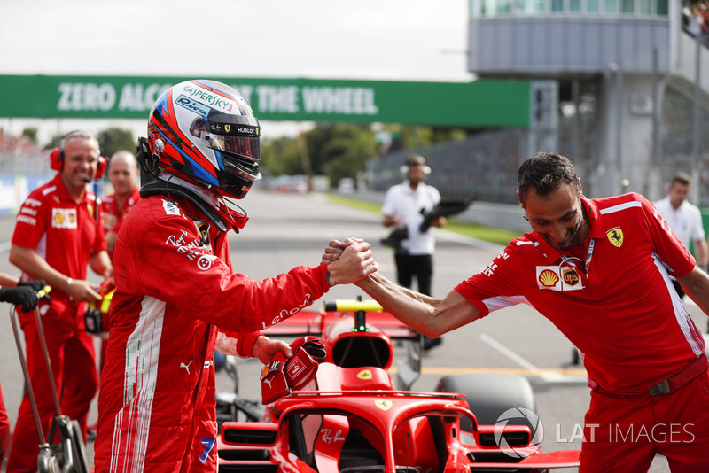 Il polesitter Kimi Raikkonen, Ferrari, festeggia