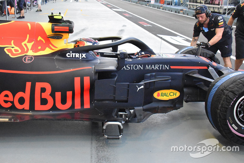 Detail samping mobil Red Bull