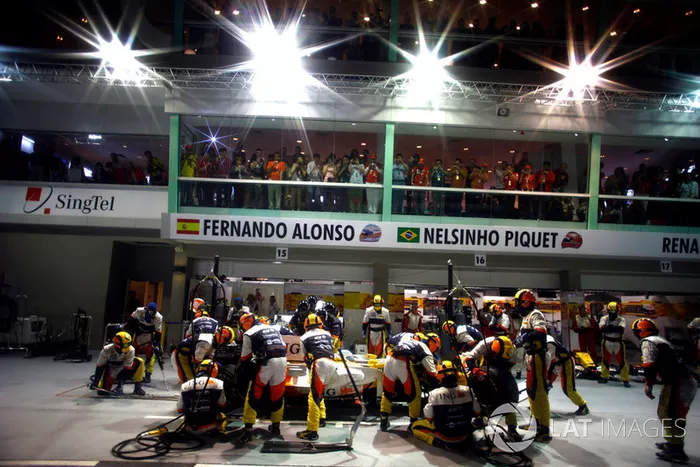 Fernando Alonso, Renault R28, fait un arrêt au stand