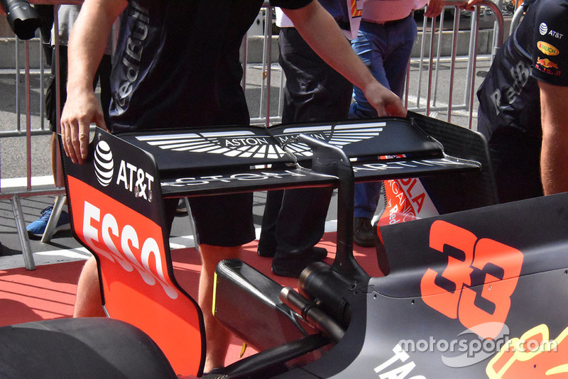 Red Bull Racing RB14, заднє антикрило
