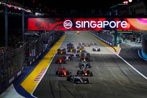 Lewis Hamilton, Mercedes AMG F1 W09 EQ Power+, leads Sebastian Vettel, Ferrari SF71H, Max Verstappen, Red Bull Racing RB14, Valtteri Bottas, Mercedes AMG F1 W09 EQ Power+, Kimi Raikkonen, Ferrari SF71H, and the rest of the field at the start