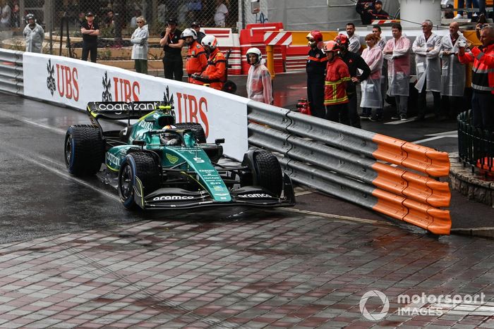 Sebastian Vettel, Aston Martin AMR22, falla en una curva