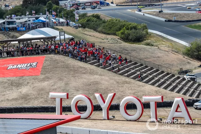 Los fans de Daniel Suárez, TrackHouse Racing, Onx Homes / Renu Chevrolet Camaro, Daniel's Amigos, celebran su victoria