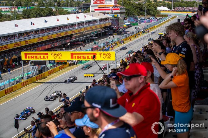 Esteban Ocon, Alpine A522, Yuki Tsunoda, AlphaTauri AT03, Pierre Gasly, AlphaTauri AT03, se dirigen a la vuelta de formación 