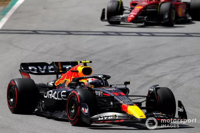 Sergio Pérez, Red Bull Racing RB18, Carlos Sainz, Ferrari F1-75 