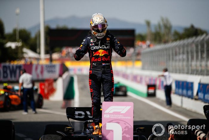 Ganador Max Verstappen, Red Bull Racing, celebra enl Parc Ferme 