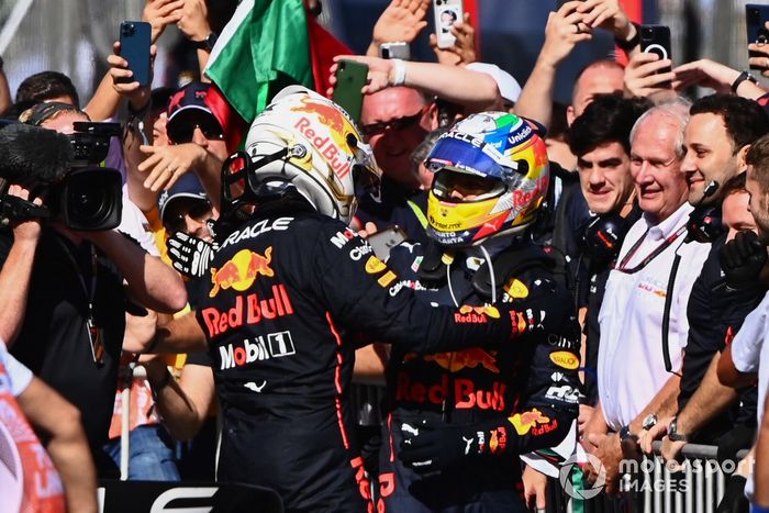 Ganador Max Verstappen, Red Bull Racing, y el segundo lugar Sergio Pérez, Red Bull Racing, se felicitan en el Parc Ferme
