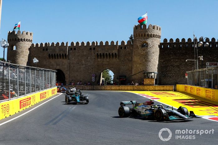 George Russell, Mercedes W13, Sebastian Vettel, Aston Martin AMR22