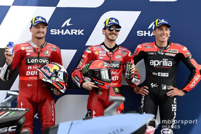 Los 3 primeros clasificados: segundo Jack Miller, Ducati Team, ganador de la pole Francesco Bagnaia, Ducati Team, tefcero Aleix Espargaró, Aprilia Racing Team