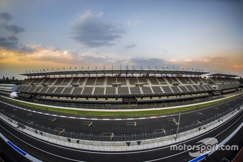 Imagen de la recta principal del Autódromo Hermanos Rodríguez