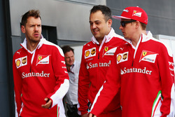 Sebastian Vettel, Ferrari con Diego Ioverno, Ferrari Director de operaciones con Kimi Raikkonen, Ferrari