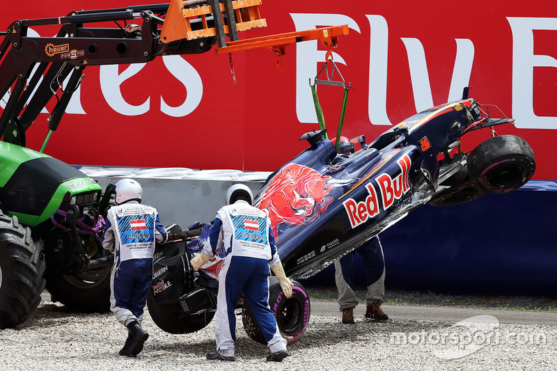 La Scuderia Toro Rosso STR11 danneggaita di Daniil Kvyat, viene portata via dopo il suo incidente durante le qualifiche