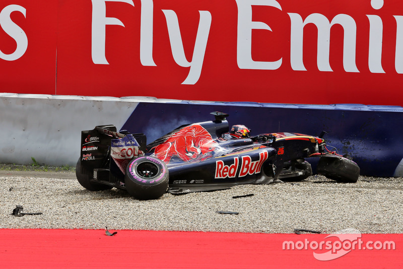 Daniil Kvyat, Scuderia Toro Rosso dopo un brutto impatto
