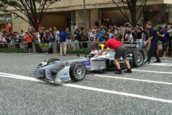 Sakon Yamamoto alla guida della Spark-Renault SRT_01E per le strade di Tokyo