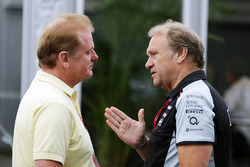 Jolyon Palmer, Renault Sport F1 Team met Robert Fernley, afgevaardigd teambaas Sahara Force India F1