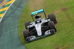 Nico Rosberg, Mercedes AMG F1 Team W07 runs wide