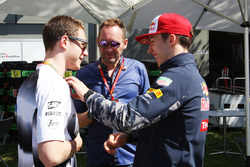 Stoffel Vandoorne, terzo pilota McLaren F1 Team con Frank Montangy, Canal+ TV Presenter e Pierre Gas