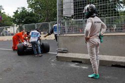 Nico Rosberg, Mercedes AMG F1 W07 Hybrid si ferma nella seconda sessione di prove libere