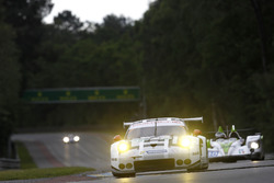 #92 Porsche Motorsport Porsche 911 RSR: Earl Bamber, Frédéric Makowiecki, Jörg Bergmeister