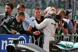 Lewis Hamilton, Mercedes AMG F1 viert zijn derde positie in parc ferme