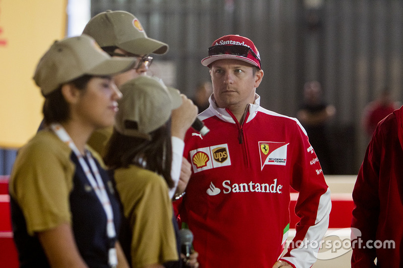 Kimi Raikkonen, Ferrari en el Shell Eco-marathon cars con estudiantes de la UNAM