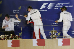 Podium: Sieger Nico Rosberg, Mercedes AMG F1 Team; Aldo Costa, Mercedes AMG F1 Chefingenieur; 2. Kim