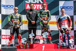 Podium de la Course 1 : le vainqueur Jonathan Rea, Kawasaki Racing Team, le deuxième Tom Sykes, Kawasaki Racing Team, et le troisième Nicky Hayden, Honda World Superbike Team