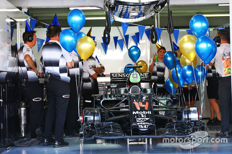 Birthday balloons and bunting in the McLaren garage to celebrate the 35th birthday of Fernando Alonso, McLaren