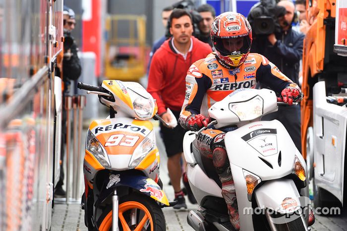 Mas a cena do treino foi o pós-queda de Marc Marquez, que para voltar aos boxes da maneira mais rápida possível...