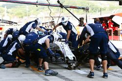 Felipe Massa, Williams FW38 practices a pit stop