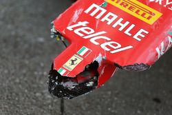 La nariz dañada de auto retirado de la carrera de Sebastian Vettel, Ferrari SF16-H