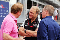 Jonathan Palmer mit Robert Fernley, Sahara Force India F1 Team, stellvertretender Teamchef, und Mart