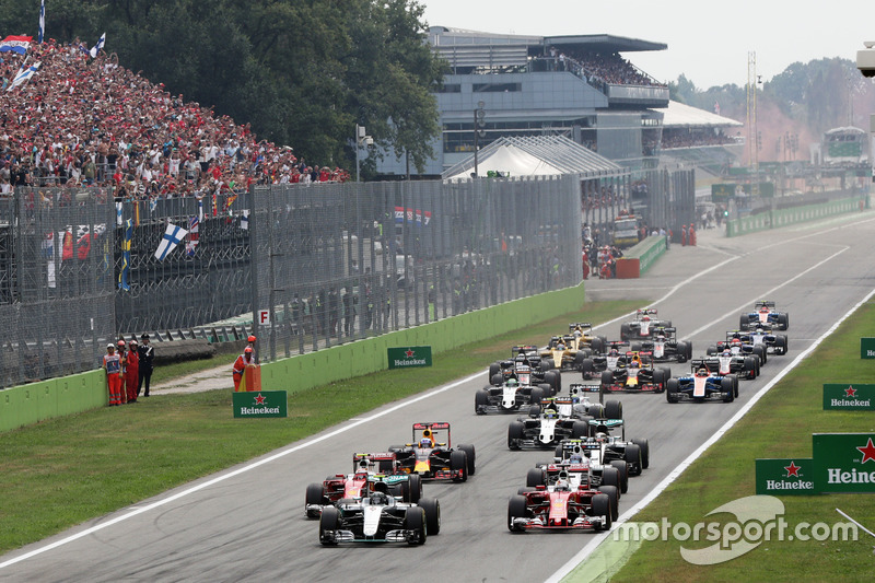 Nico Rosberg, Mercedes AMG F1 W07 Hybrid leads at the start of the race