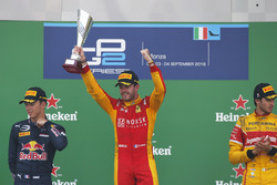 Podium: Norman Nato, Racing Engineering; Pierre Gasly, PREMA Racing en Antonio Giovinazzi, PREMA Rac