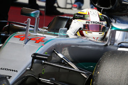 Льюис Хэмилтон, Mercedes AMG F1 W07 Hybrid празднует поул-позицию в закрытом парке