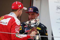 Ganador de la carrera Max Verstappen, Red Bull Racing en el podio con Sebastian Vettel, Ferrari