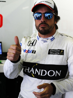 Fernando Alonso, McLaren MP4-31 da un pulgar para arriba en el garaje